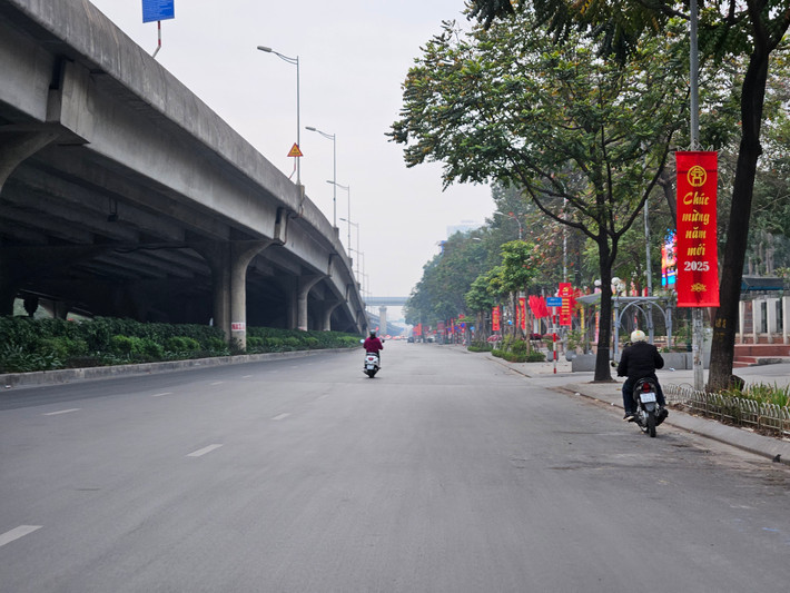 Nút giao thông Khuất Duy Tiến ngày thường đông đúc nay chỉ có vài chiếc xe qua lại.