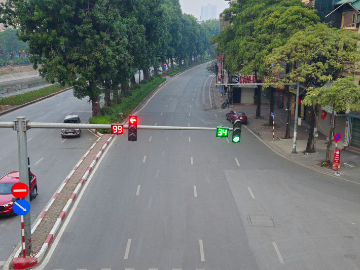 Đường Láng ngày thường đông đúc nay vắng bóng người qua lại.