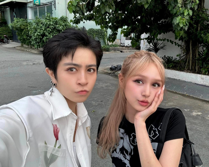 Gil Lê cho biết mình và Xoài Non sống chung tòa nhà. MC ở tầng trên còn Xoài Non ở tầng dưới nên thường gặp nhau ăn uống vào dịp cuối tuần.