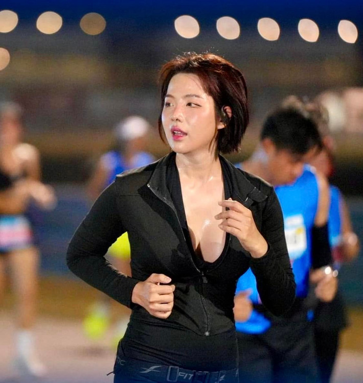 Không chỉ dừng lại ở chạy bộ, Anny còn duy trì vóc dáng với các bài tập gym.