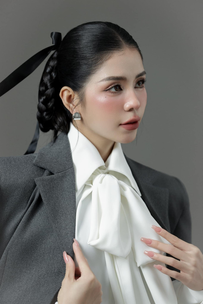 Sự nghiệp livestream của Hằng Du Mục bắt đầu từ khi cô còn ở Trung Quốc, gắn với sản phẩm táo đỏ.