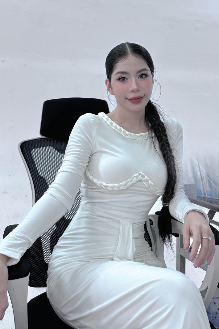 Trong công việc livestream bán hàng online, Hằng Du Mục cũng từng vướng tranh cãi khi quảng cáo cho sản phẩm yến chưng, gây hiểu lầm về hàm lượng yến tươi.