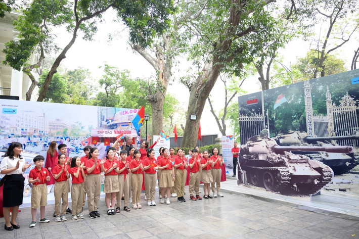 Công nghệ 3D mapping nhằm tái hiện một phần Chiến dịch Hồ Chí Minh với dấu mốc đánh chiếm Dinh Độc Lập.