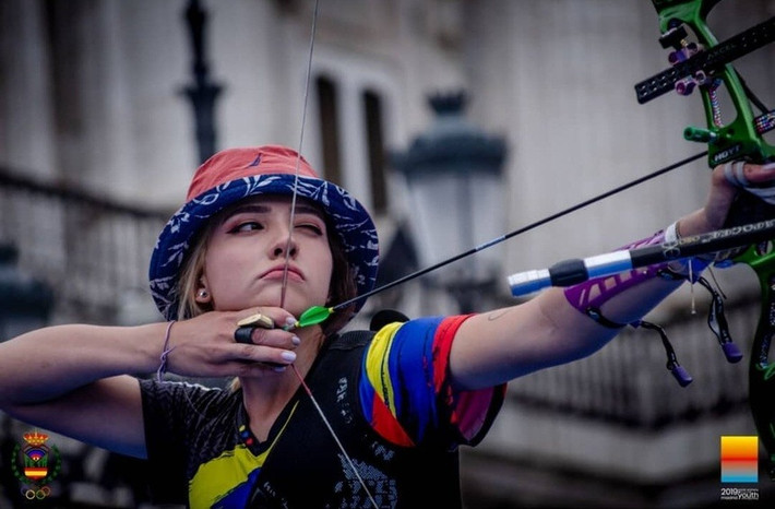 Valentina Acosta Giraldo (sinh năm 2000) là VĐV bắn cung nổi tiếng tại Colombia. Với gương mặt xinh đẹp và biểu cảm lạnh lùng, hot girl bắn cung từng tạo nên cơn sốt tại Olympic Tokyo 2020.