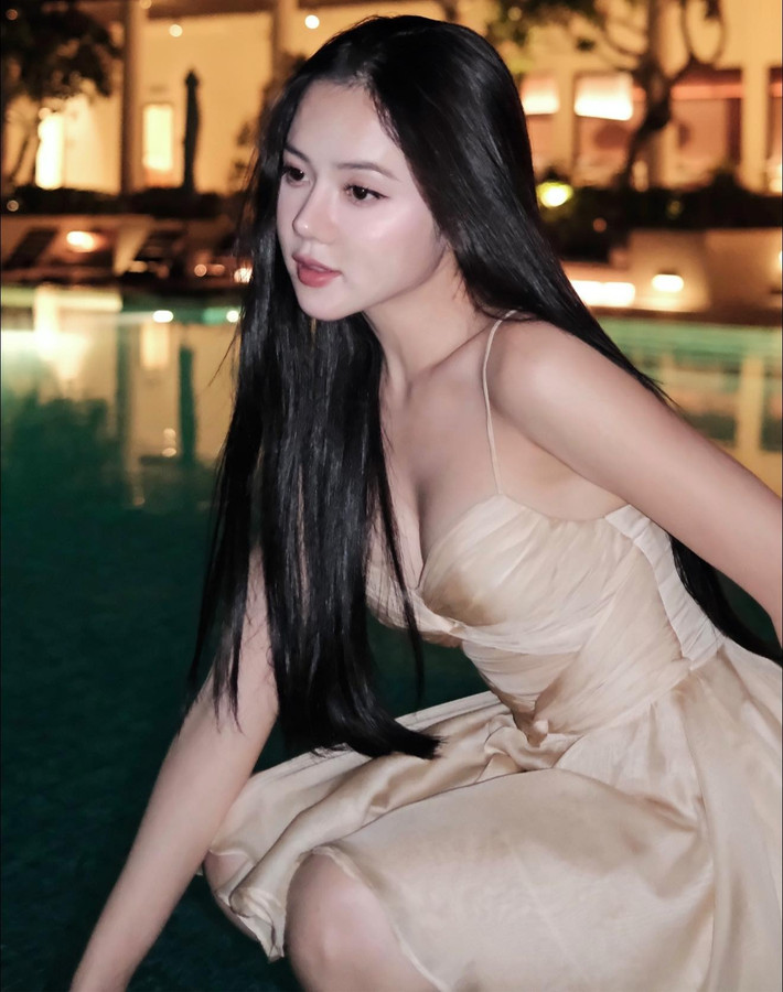 Bò Chảnh, sinh năm 1998, là một TikToker nổi bật với phong cách năng động, cá tính và thường xuyên chia sẻ những nội dung hài hước, gần gũi. Cô cũng từng được biết đến là có mối quan hệ thân mật với Xemesis.