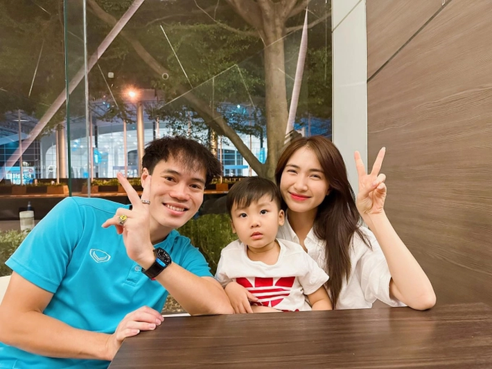Hòa Minzy chia sẻ: "Cậu là người tôi quen đầu tiên trong tất cả các cầu thủ, chúng ta là bạn của nhau đã 10 năm rồi. Tôi vẫn hay nghĩ nếu không trân trọng nhau thì có lẽ tình bạn này đã kết thúc vào 7-8 năm trước...