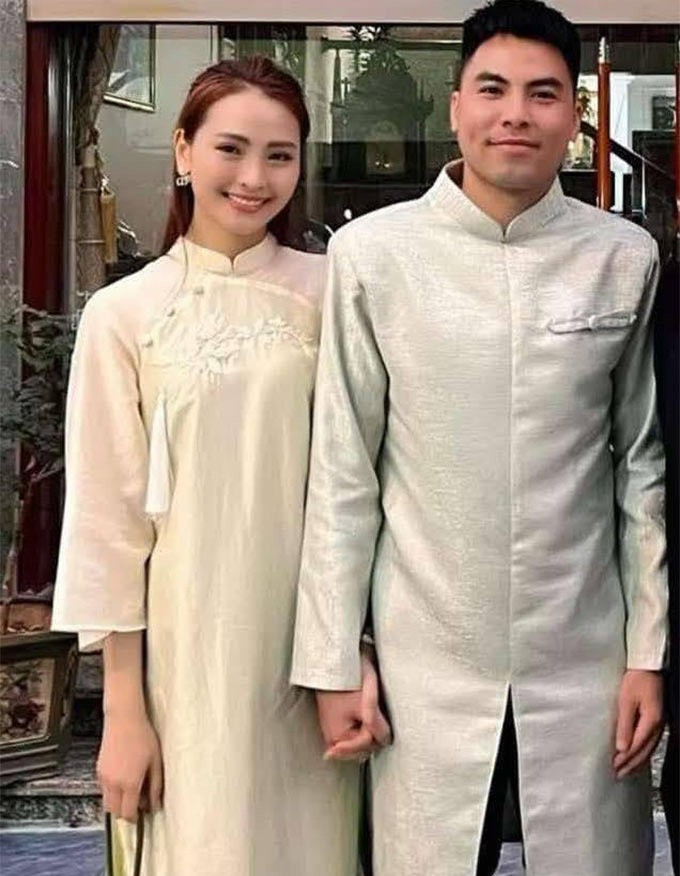Nữ MC Mù Tạt có tên đầy đủ là Nguyễn Thị Huyền Trang. Cô dẫn nhiều bản tin giải trí trên VTV với phong cách trẻ trung, hài hước.
