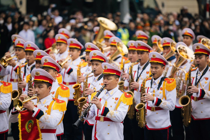 Tiếp theo sau là dàn quân nhạc Công an nhân dân.