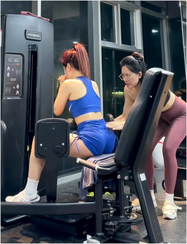 Đặc biệt, chuỗi hình ảnh check-in phòng gym dày đặc của nữ TikToker khiến dân tình không khỏi trầm trồ.