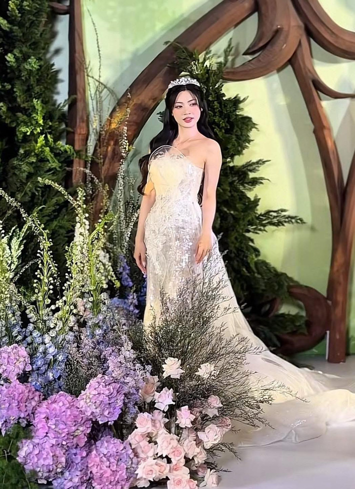Xuất hiện trong ngày trọng đại của bản thân, "hot girl má núm" được ví chẳng khác gì công chú với chiếc váy cưới trắng tinh và chiếc vương miện lấp lánh.
