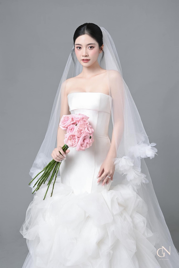 Nam Phương và Minh Duy quen biết nhau khi làm cùng một công ty quản lý. Sau những dự án chung, cả hai bắt đầu nảy sinh tình cảm, công khai hẹn hò vào năm 2020 sau khi tham gia một show thực tế và trở thành cặp đôi được ngưỡng mộ trên mạng xã hội.
