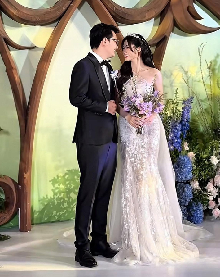 Sự kiện này không chỉ là cột mốc quan trọng sau 5 năm gắn bó của cặp đôi mà còn nhận được sự quan tâm lớn từ cộng đồng mạng.