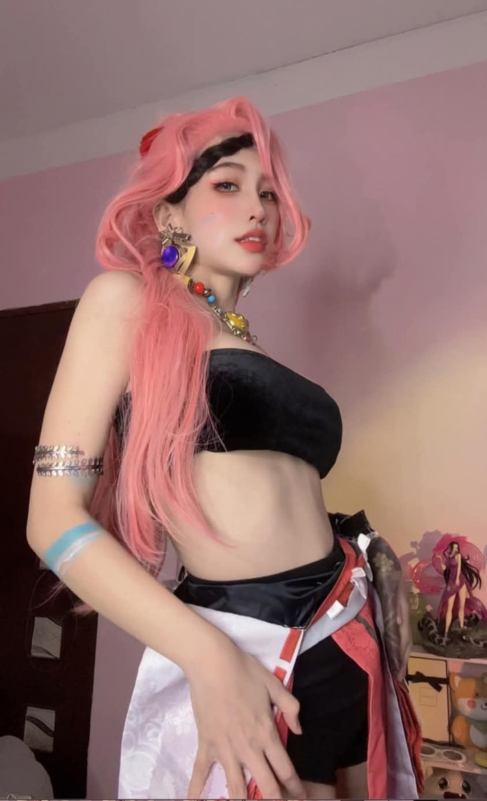 Bên cạnh đó, nữ streamer còn không ngần ngại thể hiện những bước nhảy quyến rũ, làm cho người xem phải ngẩn ngơ.