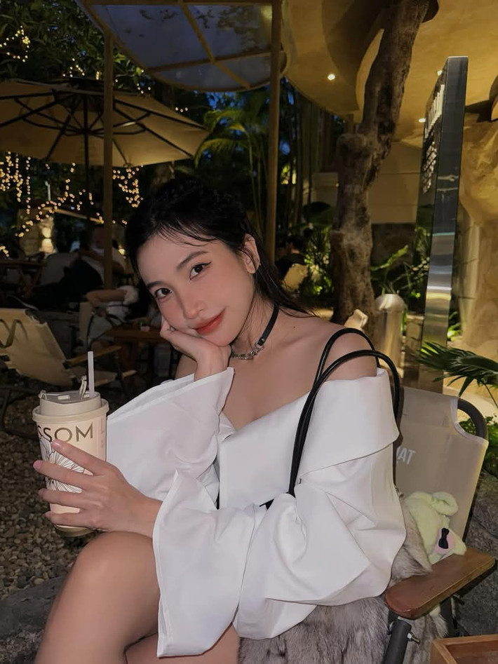 Không chỉ thế, kiểu tóc ngắn nhuộm vàng sáng đã tạo nên một vẻ ngoài cá tính, khác biệt hoàn toàn so với trước đây.