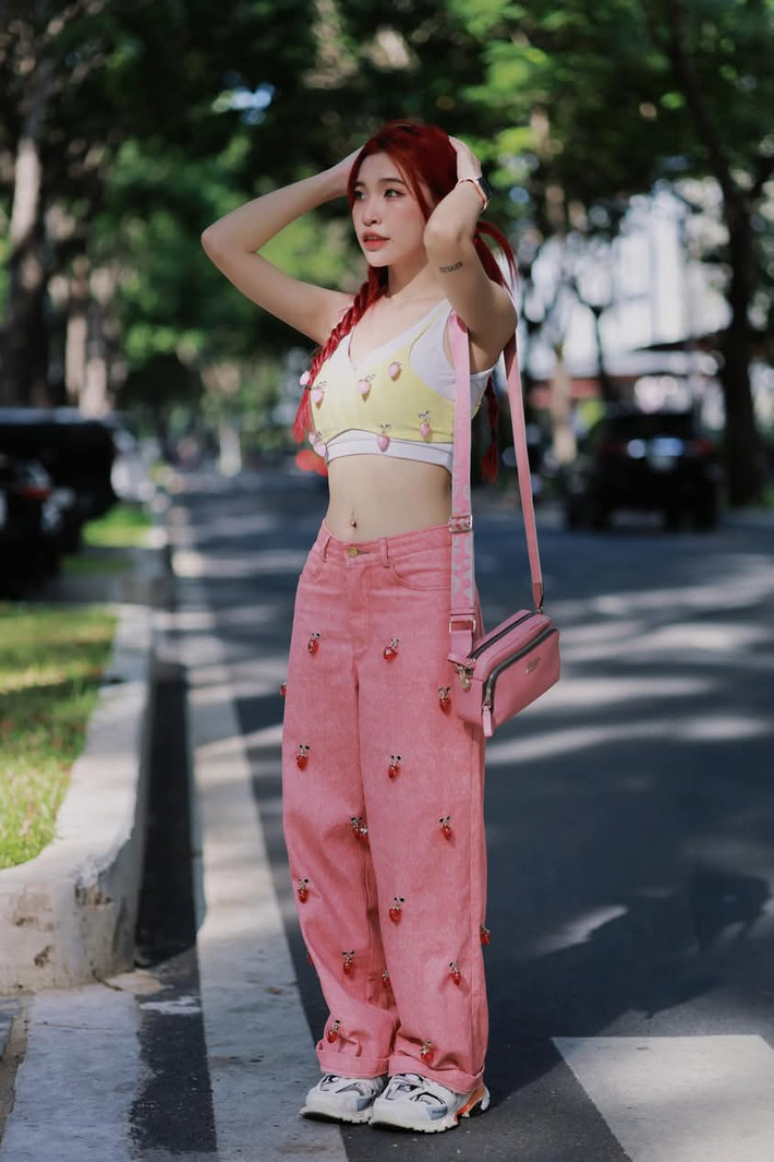 Màn biểu diễn tự tin cùng phong cách thời trang hiện đại của cô nàng đã ngay lập tức thu hút sự chú ý và nhận được có cánh từ fan.