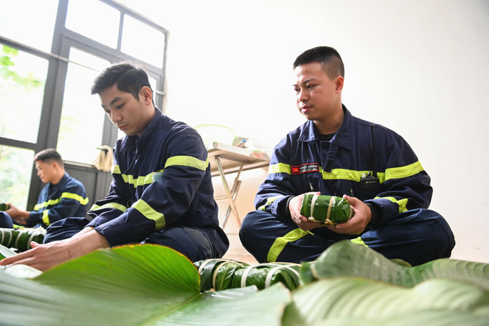 Việc cùng nhau gói bánh chưng ngày Tết còn giúp tăng cường tình đồng chí đồng đội, chia sẻ những hy sinh thầm lặng khi phải trực chiến, ăn Tết tại đơn vị.