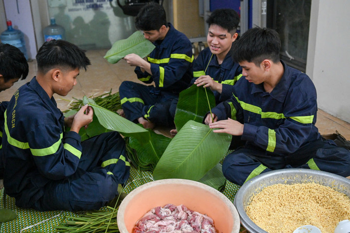 Ngay từ sáng sớm, cán bộ, chiến sĩ Đội Cảnh sát Phòng cháy chữa cháy và Cứu nạn cứu hộ Công an quận Bắc Từ Liêm tất bật phân công nhau lo việc gói bánh chưng.