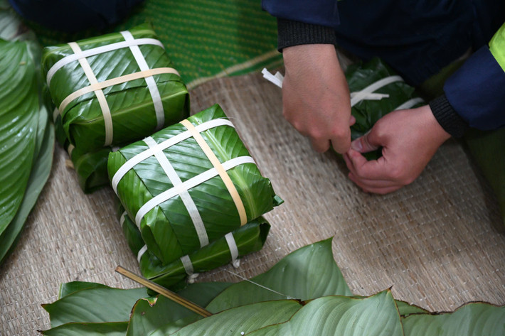 Những chiếc bánh chưng "vuông thành sắc cạnh" được các "Chiến sĩ chống giặc lửa" khéo léo gói trước khi cho vào nồi.
