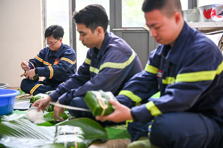 Nhiều cán bộ chiến sĩ trẻ lần đầu gói bánh chưng nhưng tham gia rất hào hứng, việc này góp phần nâng cao đoàn kết trong đơn vị.