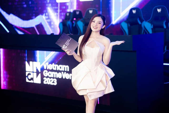 Bù lại, Phương Thảo lại sở hữu tỷ lệ hình thể cân đối cùng gương mặt xinh đẹp và lối dẫn dắt duyên dáng.