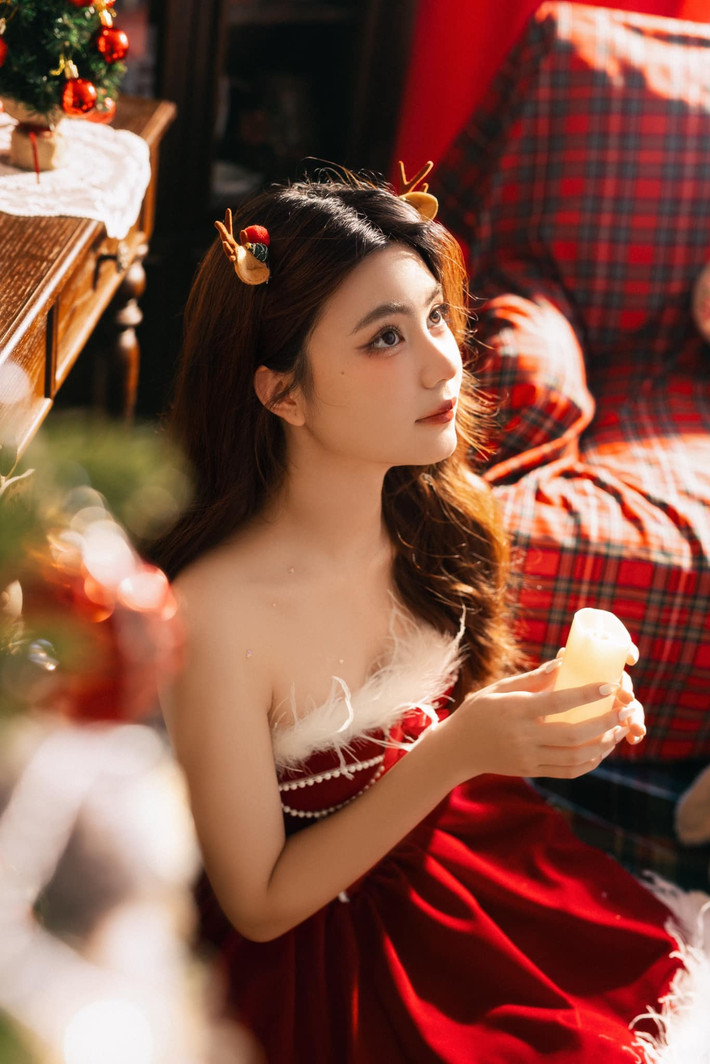 Hạt Dẻ sở hữu chiều cao đáng ngưỡng mộ, luôn trở thành tâm điểm chú ý khi cùng ba mẹ dự sự kiện.
