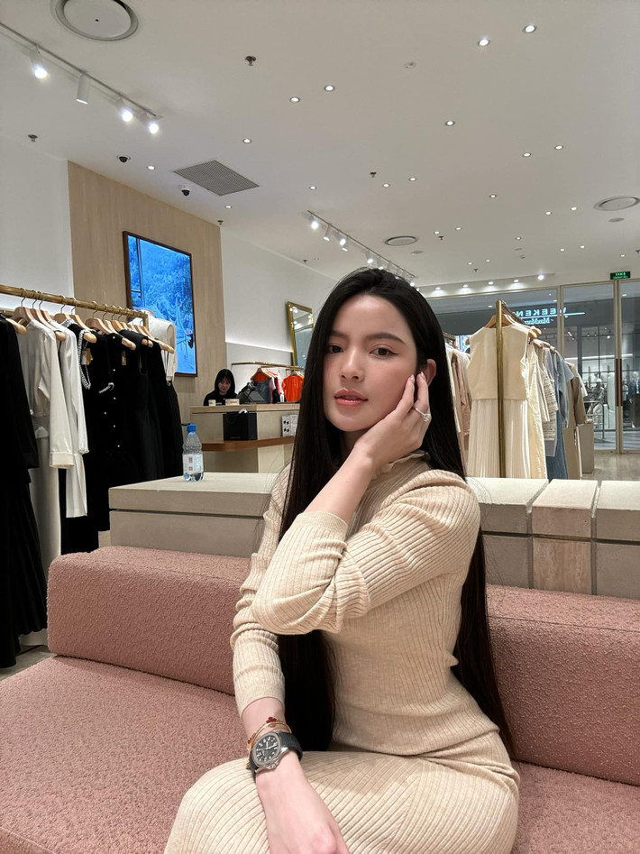 Gần đây, Chu Thanh Huyền vướng nhiều lùm xùm như bị bị tố quảng cáo bất chấp, dùng con trai để PR sản phẩm không phù hợp độ tuổi và phải lên clip xin lỗi. Sau đó, nàng WAG lên mạng đấu tố với đối tác cũ về chuyện làm ăn.