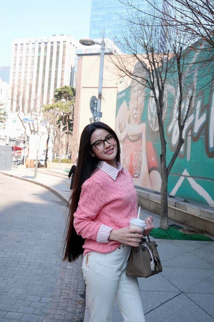 Hot girl Sơn Tây vẫn trung thành với đôi giày cao gót mà Quang Hải đã tự tay chọn mua cho vợ nhân ngày cưới, giúp cô thêm phần duyên dáng khi bước đi. Mái tóc đen dài óng ả buông xõa tự nhiên càng làm tăng vẻ đẹp dịu dàng, e ấp cho người đẹp sinh năm 2000.