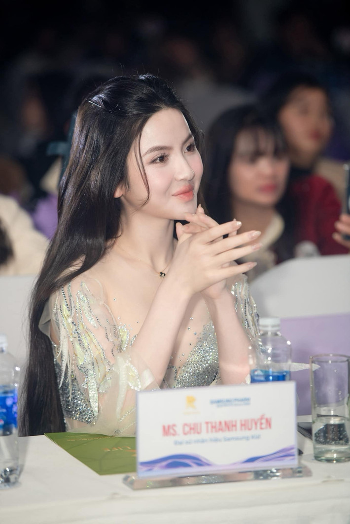 Giữa đám đông quan khách chụp ảnh tại Quảng trường Ba Đình, hình ảnh Chu Thanh Huyền trong tà áo dài trắng, cầm cờ Việt Nam mang lại cảm giác thanh lịch, nhẹ nhàng nhưng vẫn rất nổi bật, khiến người đối diện không thể rời mắt.