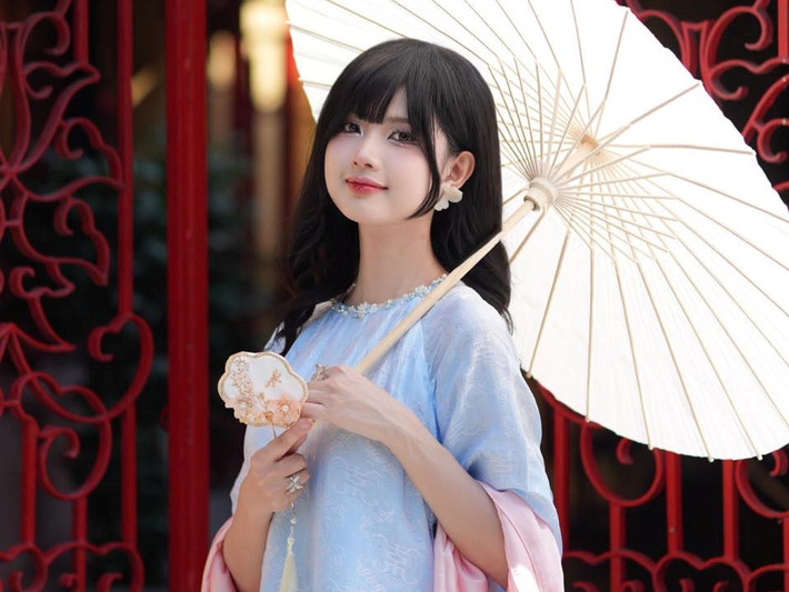 Một lần thấy công ty tuyển dụng, Quỳnh Anh mạnh dạn đăng ký và may mắn được nhận, rồi gắn bó với những chuyến bay từ đó đến giờ. Đến nay, cô gái sinh năm 1992 đã có gần 10 năm làm nghề.