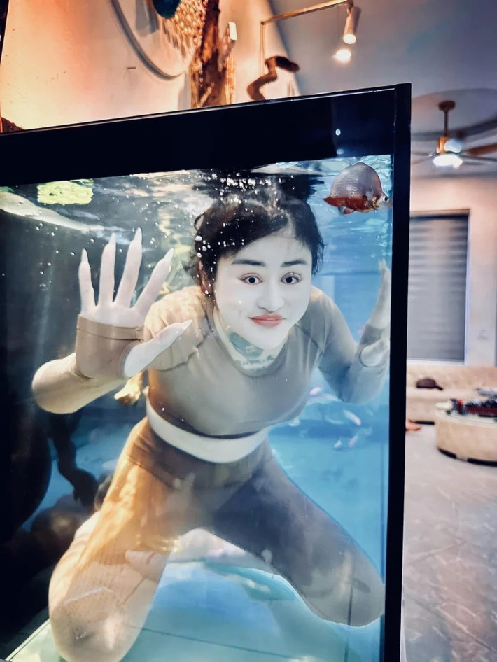 Sau thời gian im ắng, ít xuất hiện mới đây, Ngân Baby khiến cộng đồng mạng phải ngỡ ngàng vì sự thay đổi và thăng hạng vượt bậc về nhan sắc cũng như phong cách cá nhân.