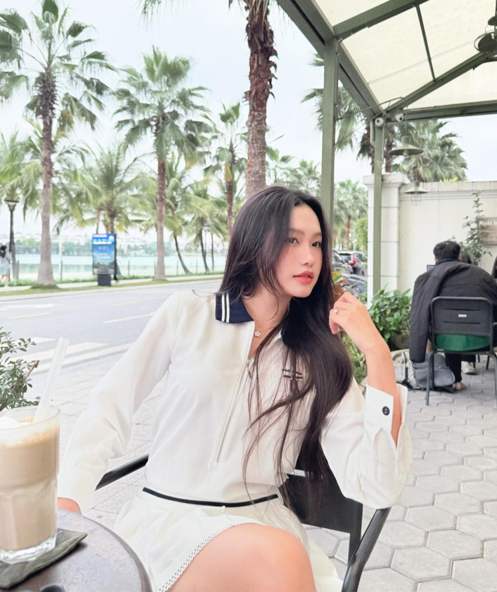 Sau đó, Hải My thi đỗ vào lớp chất lượng cao của Trường Đại học Luật Hà Nội và tốt nghiệp xuất sắc với điểm 10 tuyệt đối cho khóa luận tốt nghiệp. Ngoài ra, cô sở hữu chứng chỉ IELTS 7.0, giao tiếp được tiếng Trung và có định hướng học thêm tiếng Pháp, tiếng Nhật.