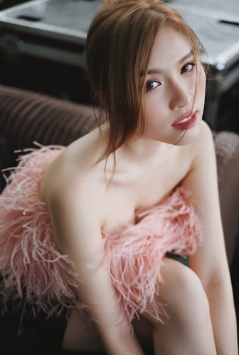 Cuối cùng, Thanh Thanh Huyền cập nhật tình hình hiện tại của bản thân tại Ý: “Mình chỉ còn lại giấy tờ, ngoài ra son môi, đồ đạc, quần áo,... không có bất cứ một thứ gì. Chỉ có thân mình không và giấy tờ thôi”.