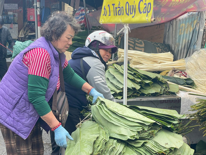 Giá lá dong năm nay đắt hơn so với năm ngoái từ 40.000 - 80.000 đồng/bó 50 lá. Tuy nhiên, tiểu thương ở đây cho biết, năm nay còn không đủ lá để bán, sức mua mạnh hơn so với những năm trước.