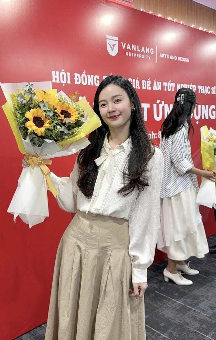 Midu (tên thật Đặng Thị Mỹ Dung, sinh năm 1989) là một trong số ít những hot girl đời đầu hoạt động nghệ thuật tích cực ở thời điểm hiện tại.
