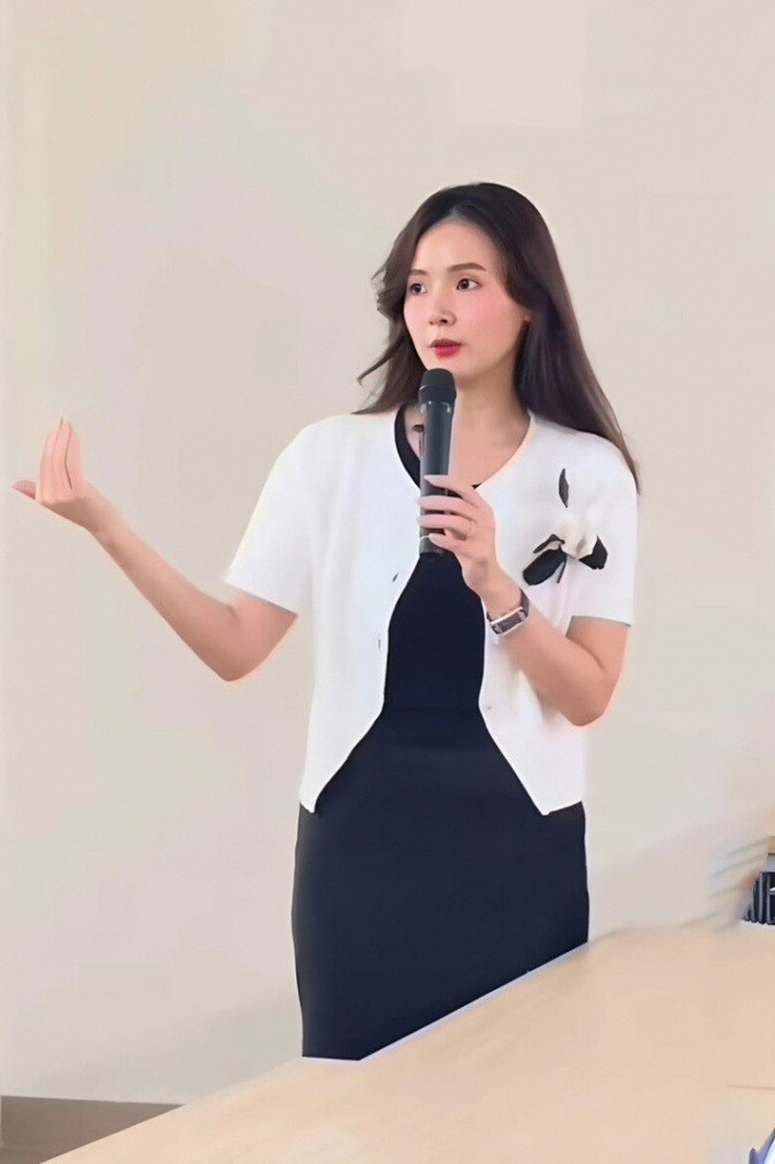 Giai đoạn mới nổi tiếng, nàng cựu hot girl có gương mặt trái xoan, đôi mắt to tròn được nhiều người yêu mến khi gắn với hình ảnh trong sáng, dịu dàng.
