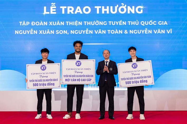Đáng chú ý, ông bầu của CLB Nam Định còn tặng tiền đạo sinh năm 1997 một căn hộ cao cấp tại Hà Nội được định giá hơn 1 triệu USD, tương đương hơn 25 tỷ đồng.