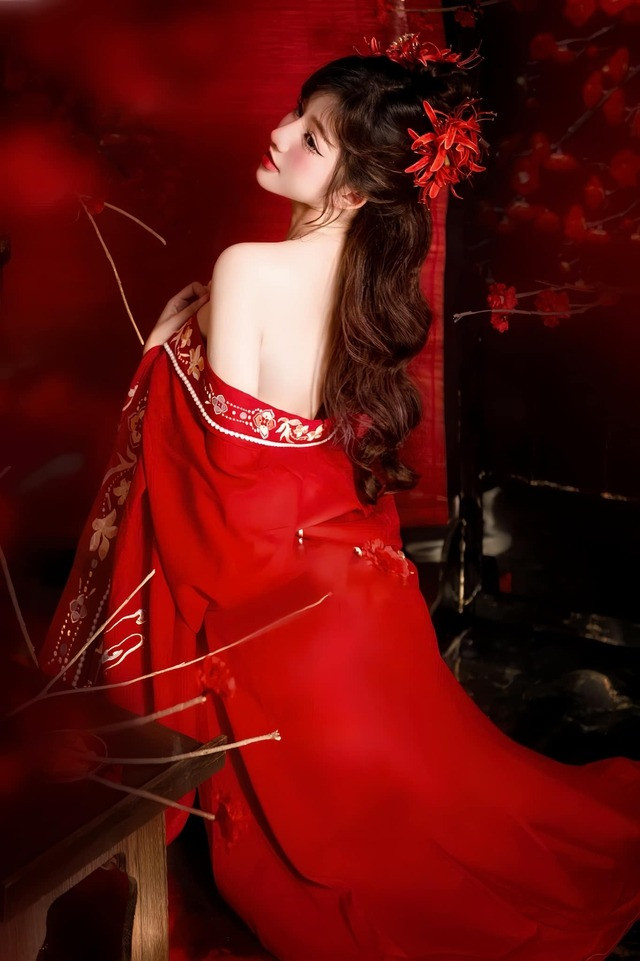 Cô nàng không chỉ là một hot girl mà còn là người mẫu ảnh, sở hữu nhiều bộ ảnh được yêu thích, tương tác lên đến hàng vạn và chia sẻ rộng rãi trên các trang mạng xã hội.
