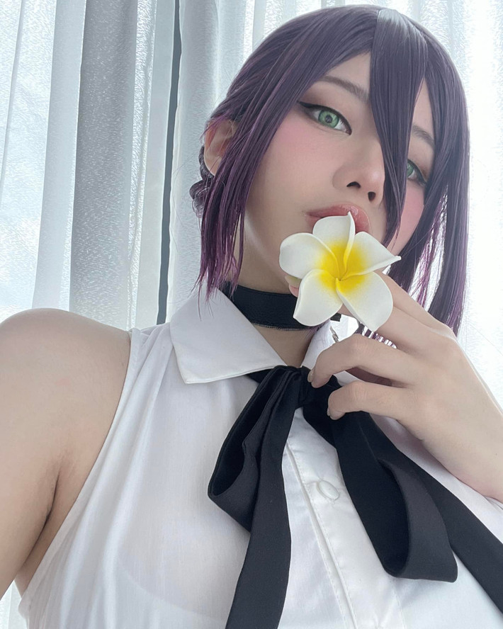Với thâm niên hoạt động trong lĩnh vực cosplay, cô nàng đã sở hữu một lượng người hâm mộ đông đảo trên các trang mạng xã hội Facebook. Twitter, Instagram và và TikTok,...