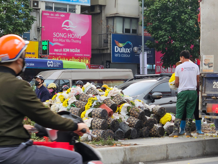 Những công nhân Công ty cây xanh Hà Nội gấp rút để phủ đầy màu sắc địa điểm từng là điểm đen về rác thải đổ chui tại nút ngã tư Giải Phóng - Trường Chinh.