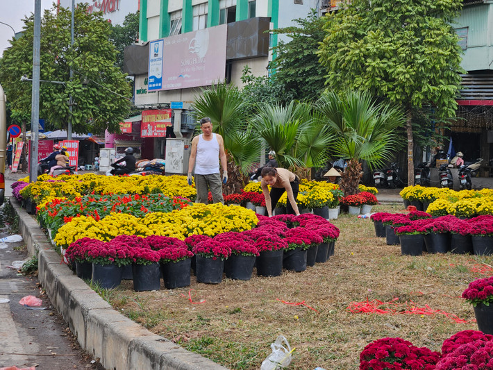 Một nhân viên trực gác chắn tàu tại nút ngã tư Giải Phóng - Trường Chinh chia sẻ: "Từ lâu tại địa điểm này, rất nhiều người dân thiếu ý thức vẫn lén đổ trộm rác..."