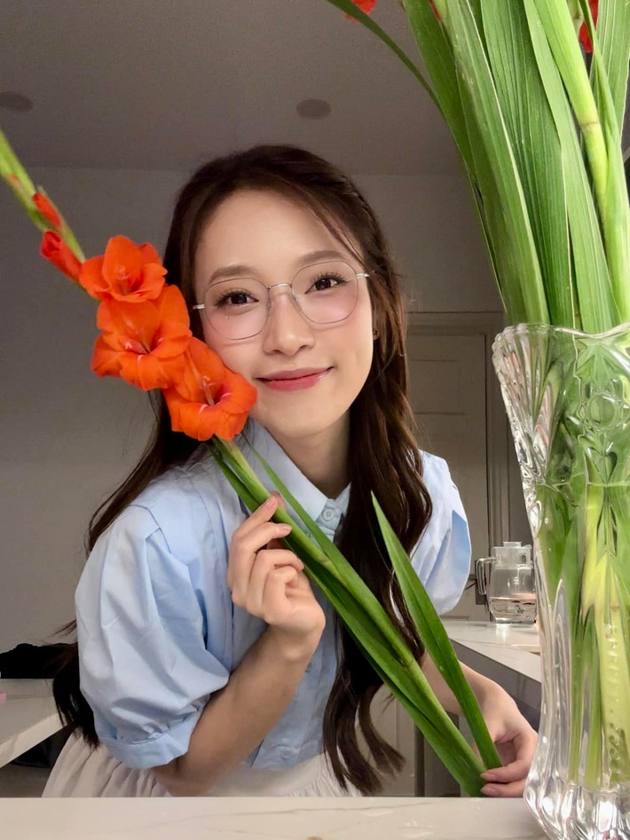 Khánh Vy cũng được biết đến là người con hiếu thảo với cha mẹ. Cô mua mảnh đất đầu tiên tặng cha mẹ năm 20 tuổi.