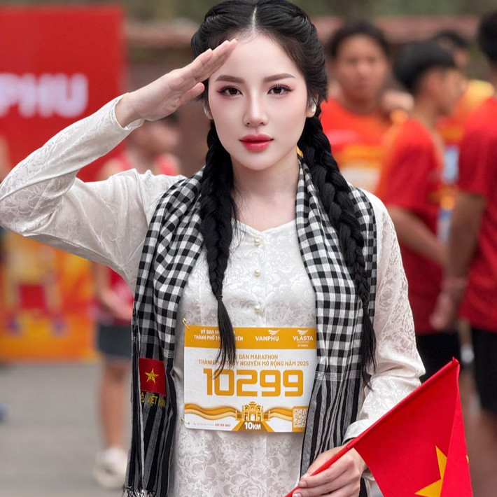 Gần đây, Loan Barbie nổi lên trong cộng động runner phong trào với vẻ ngoài xinh đẹp cùng những hình ảnh khỏe khoắn, vóc dáng chuẩn mực, có phần nóng bỏng mỗi khi tham gia các giải đấu.