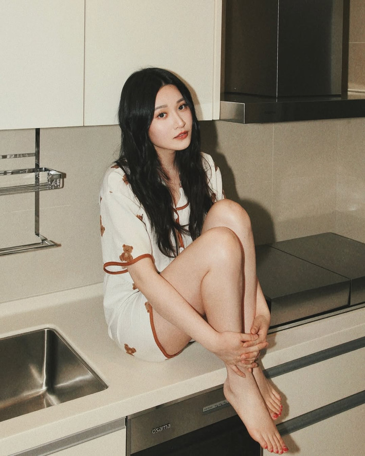 Nữ YouTuber tỏ ra khá buồn khi chia sẻ trợ lý kia đã làm việc cho cô nhiều năm, rất đáng tin và từng được trao nhiều quyền hạn.