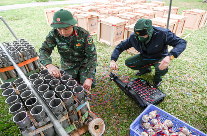 Các giàn pháo hoa tầm cao đã được lắp đặt cố định, sẵn sàng đưa pháo vào ống phóng.
