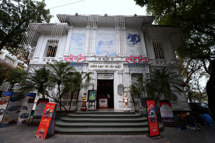 Không gian quanh Đền Vua Lê và Đình Nam Hương nằm tại khu vực phố Hàng Trống - Lê Thái Tổ. Khu đất này nằm ở trung tâm Hà Nội, gần hồ Hoàn Kiếm, là khu vực quan trọng về du lịch, văn hóa và thương mại. Đây là nơi tập trung nhiều công trình kiến trúc cổ, di tích lịch sử và không gian công cộng.
