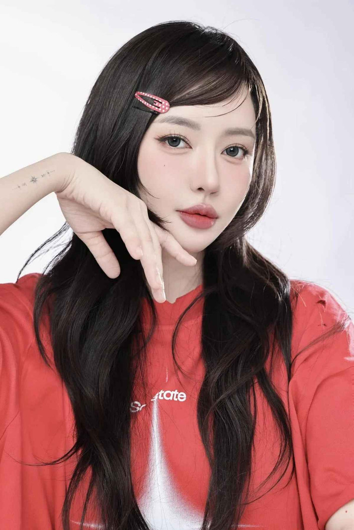Điều khiến cộng đồng mạng chú ý không chỉ là lớp makeup mà còn là những thay đổi rõ rệt trên gương mặt nữ ca sĩ sinh năm 1988.