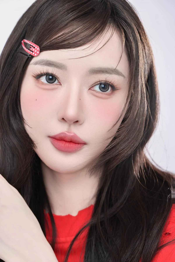 Mới đây, mạng xã hội xôn xao trước loạt ảnh của Bích Phương khi thực hiện phong cách trang điểm trong veo, căng bóng theo xu hướng Hàn Quốc.