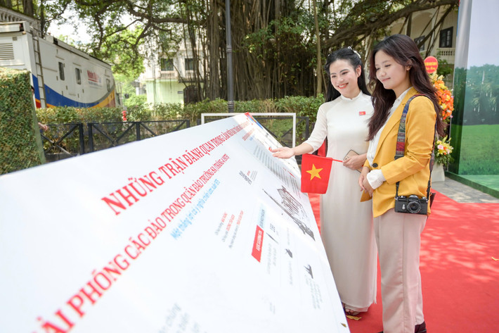 Trải nghiệm công nghệ tại triển lãm do báo Nhân Dân tổ chức, có không ít tiếng trầm trồ, thàn phục từ các bạn trẻ tại khu trưng bày phụ trương đặc biệt này.