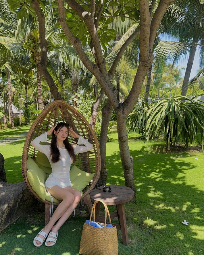 Trong những bức ảnh Thanh Giang chia sẻ, thiếu nữ xuất hiện bên bờ biển dưới ánh nắng vàng rực rỡ, lúc lại ngồi thư thái trong không gian sang chảnh của quán cà phê với trang trí đầy cây xanh mắt mắt.