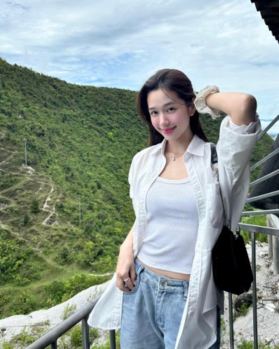 Karty Chang (Thảo Trang) là sinh viên Học viện Hàng không Việt Nam, thường được gọi với danh xưng "hot girl vùng núi Tây Bắc".